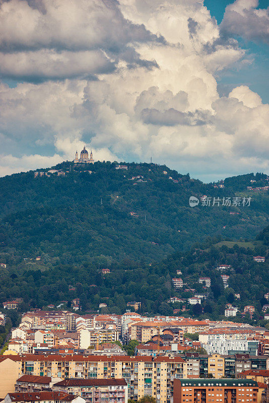 从摩尔·安东里亚纳(Mole Antonelliana)垂直俯瞰都灵的屋顶和Superga大教堂